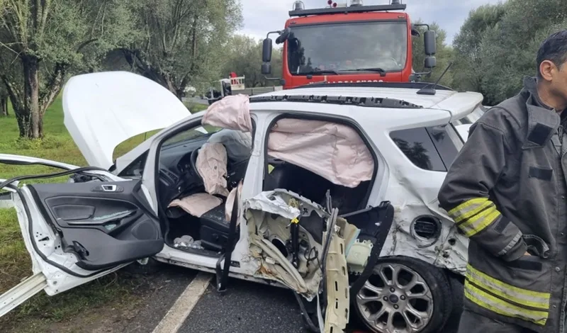 Scontro auto-camion sulla SS18 tra Paravati e Rosarno Scontro auto-camion sulla SS18 tra Paravati e Rosarno