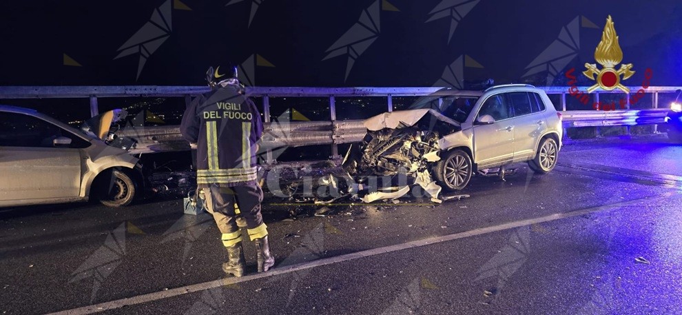 Scontro tra due auto in Calabria, 6 persone ferite Scontro tra due auto in Calabria, 6 persone ferite