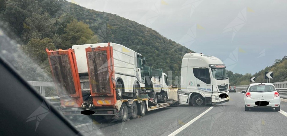 Incidente stradale sulla SGC Ionio Tirreno nei pressi dello svincolo di Cinquefrondi. Code e rallentamenti Incidente stradale sulla SGC Ionio Tirreno nei pressi dello svincolo di Cinquefrondi. Code e rallentamenti
