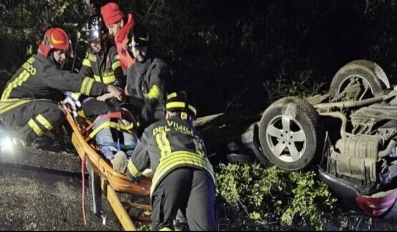Auto finisce in un burrone in provincia di Vibo: due feriti Auto finisce in un burrone in provincia di Vibo: due feriti