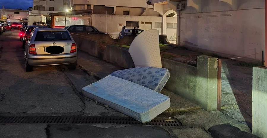 Caulonia inaugura l’esposizione di “materassi sul marciapiede”