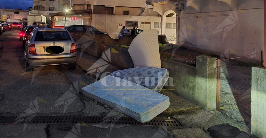 Caulonia inaugura l’esposizione di “materassi sul marciapiede” Caulonia inaugura l’esposizione di “materassi sul marciapiede”