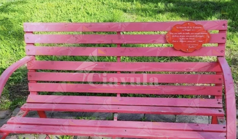 Vandalizzate la panchina e la scarpetta rossa dedicate a Fabiana Luzzi, uccisa in Calabria dall’ex fidanzato