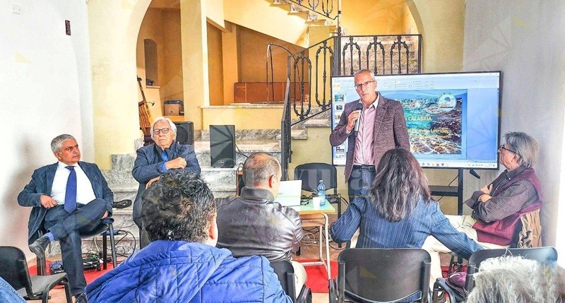 A Sant’Ilario dello Ionio un viaggio tra arte, cultura e musica per “Azzurro di Calabria” A Sant’Ilario dello Ionio un viaggio tra arte, cultura e musica per “Azzurro di Calabria”