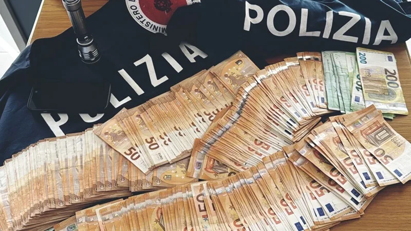 Denunciato per riciclaggio un uomo fermato con 17 mila e 500 euro in contanti Denunciato per riciclaggio un uomo fermato con 17 mila e 500 euro in contanti