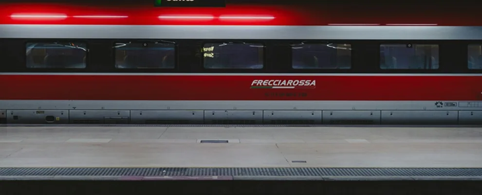 Treno investe e uccide una persona in Calabria. Sospesa la circolazione ferroviaria Treno investe e uccide una persona in Calabria. Sospesa la circolazione ferroviaria