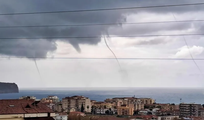 Quattro trombe marine sorprendono Praia a Mare