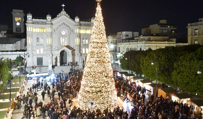 Si accende il Natale a Reggio Calabria: Piazza Duomo gremita intorno al grande albero Si accende il Natale a Reggio Calabria: Piazza Duomo gremita intorno al grande albero