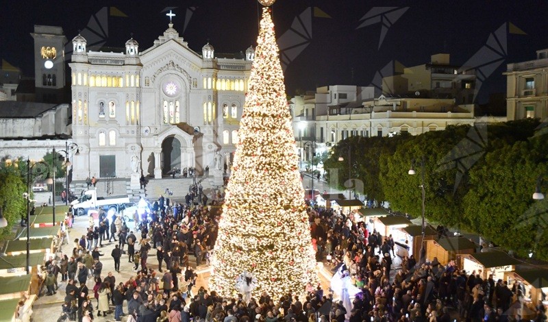 Si accende il Natale a Reggio Calabria: Piazza Duomo gremita intorno al grande albero