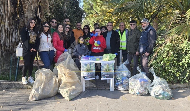 Grande successo a Caulonia per “Christmas Green”: cittadini e istituzioni insieme per l’ambiente Grande successo a Caulonia per “Christmas Green”: cittadini e istituzioni insieme per l’ambiente