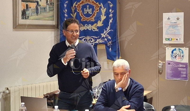 Caulonia, l’architetto Domenico Lia: “Due sottopassi pedonali e due carrabili per unire centro urbano e zona mare” – Video