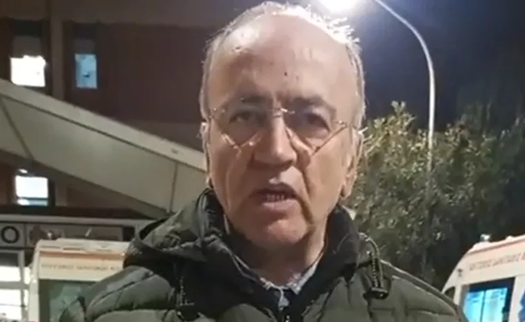 Al pronto soccorso di Locri ambulanze ferme usate come lettini per il ricovero. La denuncia di Pino Mammoliti – Video