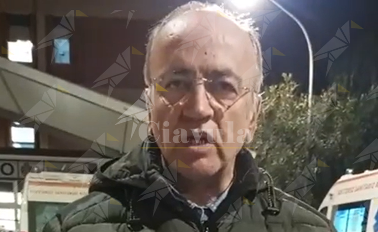 Al pronto soccorso di Locri ambulanze ferme usate come lettini per il ricovero. La denuncia di Pino Mammoliti – Video