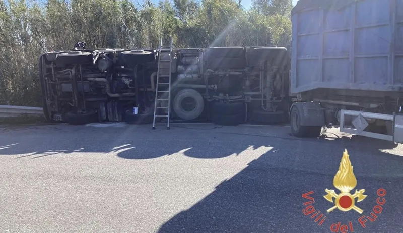 Autotreno si ribalta sulla SS106: un ferito, traffico rallentato