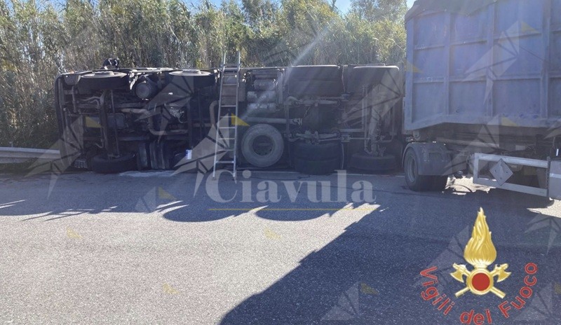 Autotreno si ribalta sulla SS106: un ferito, traffico rallentato