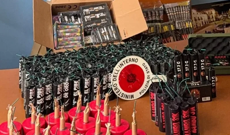 Sorpreso in auto mentre trasporta botti illegali, arrestato Sorpreso in auto mentre trasporta botti illegali, arrestato