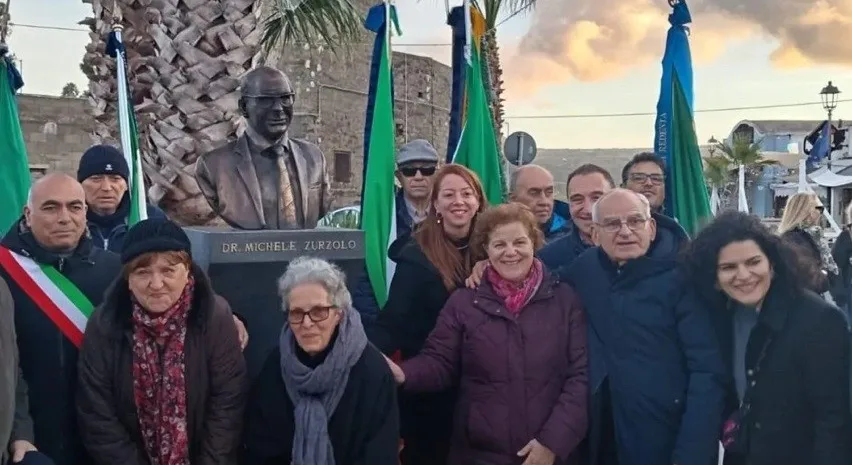 Pantelleria inaugura il busto del dottor Zurzolo, originario di Cittanova e punto di riferimento per l’isola Pantelleria inaugura il busto del dottor Zurzolo, originario di Cittanova e punto di riferimento per l’isola