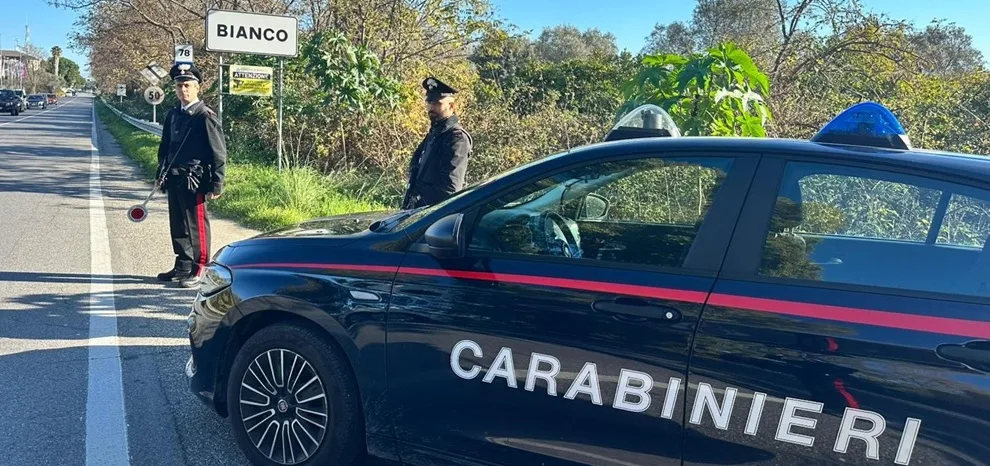 Lavoro nero e gravi violazioni sulla sicurezza in un cantiere edile a Bianco. Una denuncia e 16.700 euro di sanzioni Lavoro nero e gravi violazioni sulla sicurezza in un cantiere edile a Bianco. Una denuncia e 16.700 euro di sanzioni