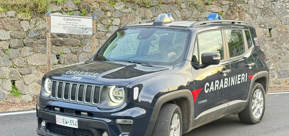 Colti in flagranza mentre tentano il furto. Arrestati dopo un inseguimento