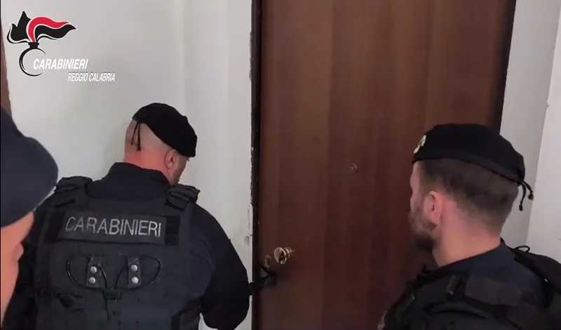 Trovato in possesso di cocaina e con una pistola nella cassetta delle lettere: arrestato un uomo a Reggio