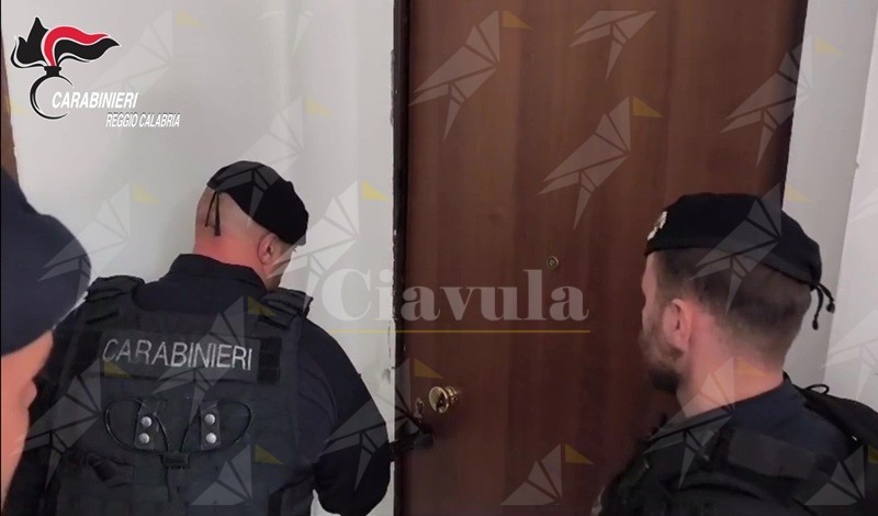 Trovato in possesso di cocaina e con una pistola nella cassetta delle lettere: arrestato un uomo a Reggio