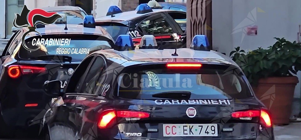 Finge di essere un tenente dei carabinieri e raggira una signora anziana facendosi consegnare gioielli per 30 mila euro. Arrestato