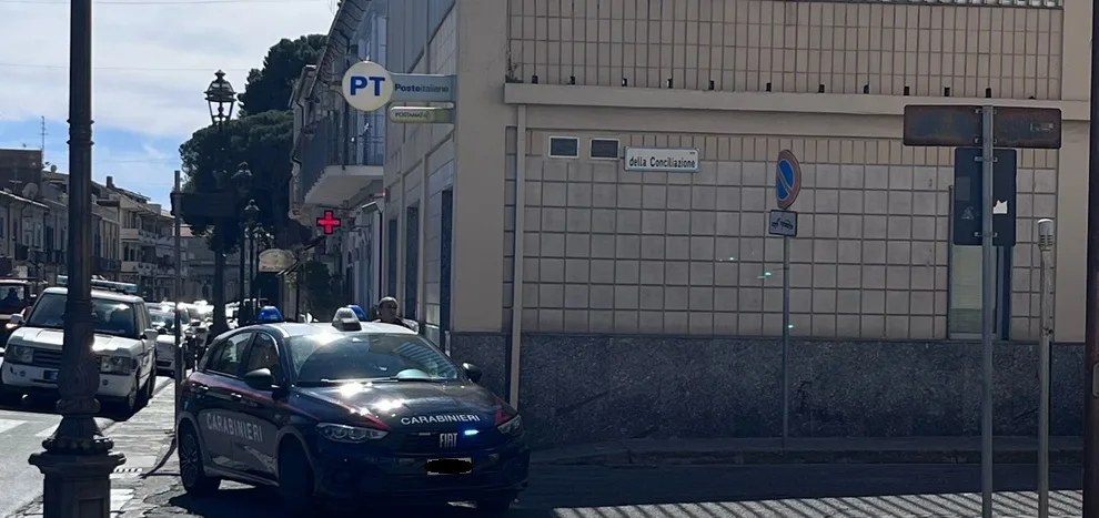 Tenta di rubare l’identita’ di un cliente di Poste Italiane. Sventata una truffa all’ufficio postale di Siderno Tenta di rubare l’identita’ di un cliente di Poste Italiane. Sventata una truffa all’ufficio postale di Siderno