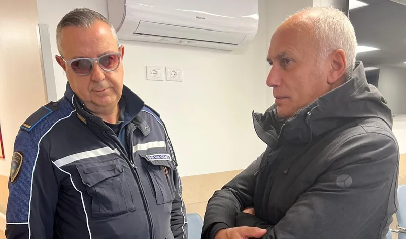 Agente della Polizia Municipale aggredito in pieno centro: dura condanna del sindaco di Cosenza Agente della Polizia Municipale aggredito in pieno centro: dura condanna del sindaco di Cosenza