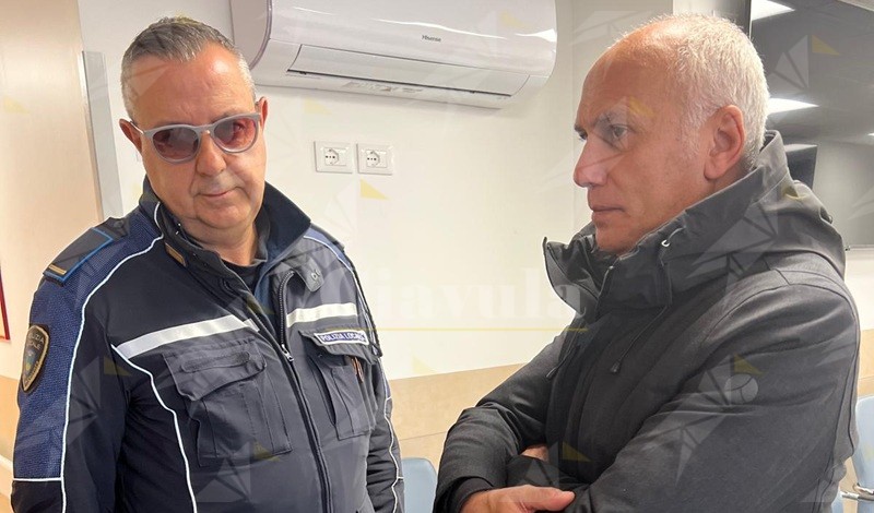 Agente della Polizia Municipale aggredito in pieno centro: dura condanna del sindaco di Cosenza