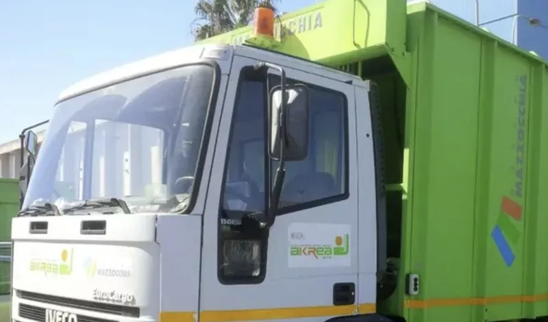 Rifiuti radioattivi tra la spazzatura a Crotone: messi in quarantena i mezzi di raccolta