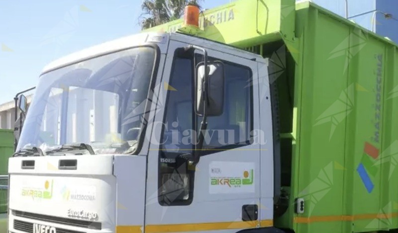 Rifiuti radioattivi tra la spazzatura a Crotone: messi in quarantena i mezzi di raccolta