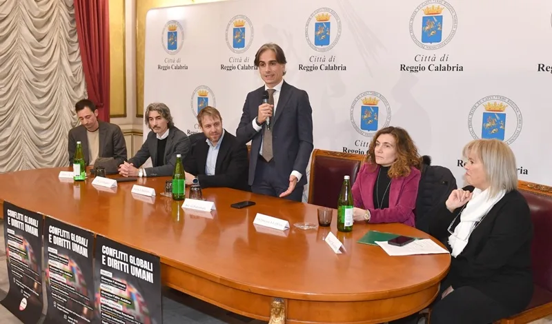 Il sindaco di Reggio presente al convegno “Conflitti globali e diritti umani”: “L’Europa non può fare da spettatore. Il riarmo è un ossimoro” Il sindaco di Reggio presente al convegno “Conflitti globali e diritti umani”: “L’Europa non può fare da spettatore. Il riarmo è un ossimoro”