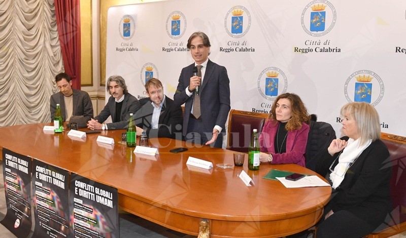 Il sindaco di Reggio presente al convegno “Conflitti globali e diritti umani”: “L’Europa non può fare da spettatore. Il riarmo è un ossimoro”