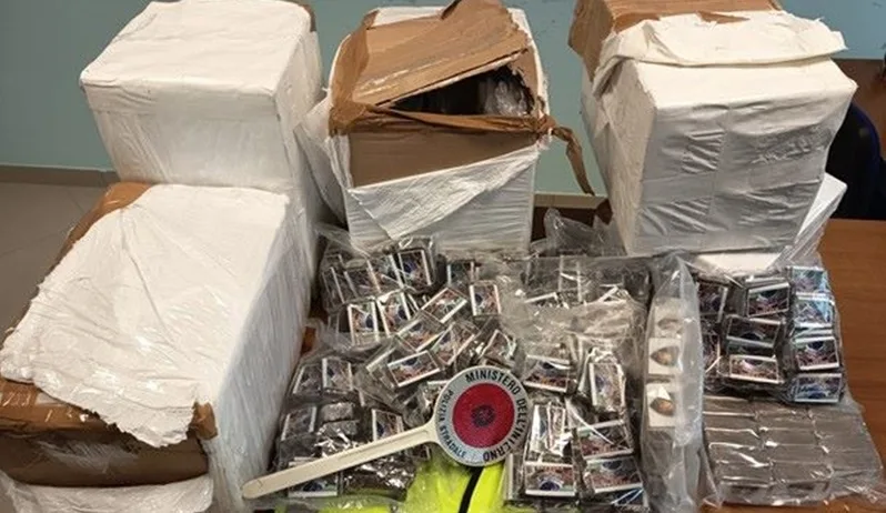 Rimane coinvolto in un sinistro stradale sull’A2 mentre trasporta 93 kg di droga, arrestato Rimane coinvolto in un sinistro stradale sull’A2 mentre trasporta 93 kg di droga, arrestato