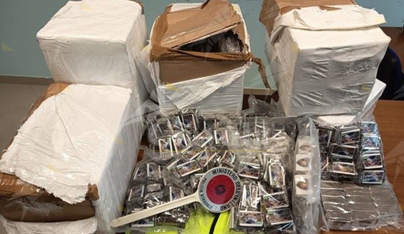 Rimane coinvolto in un sinistro stradale sull’A2 mentre trasporta 93 kg di droga, arrestato