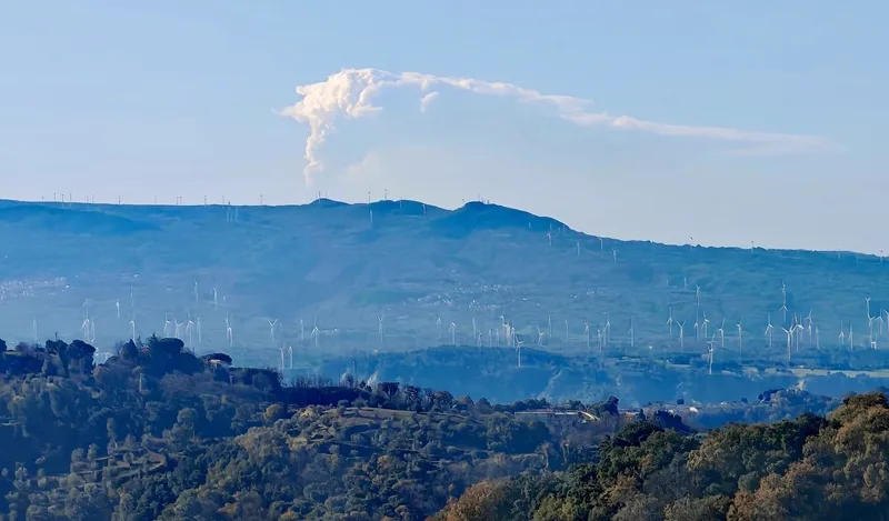 Etna in eruzione: la colonna di fumo visibile anche dalla Calabria