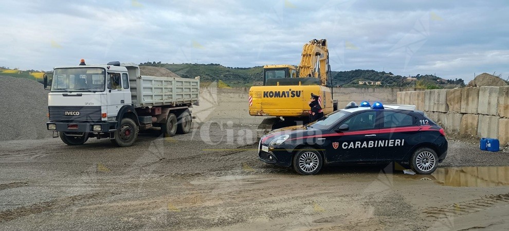 Sorpresi a rubare quintali di sabbia e ghiaia, denunciati