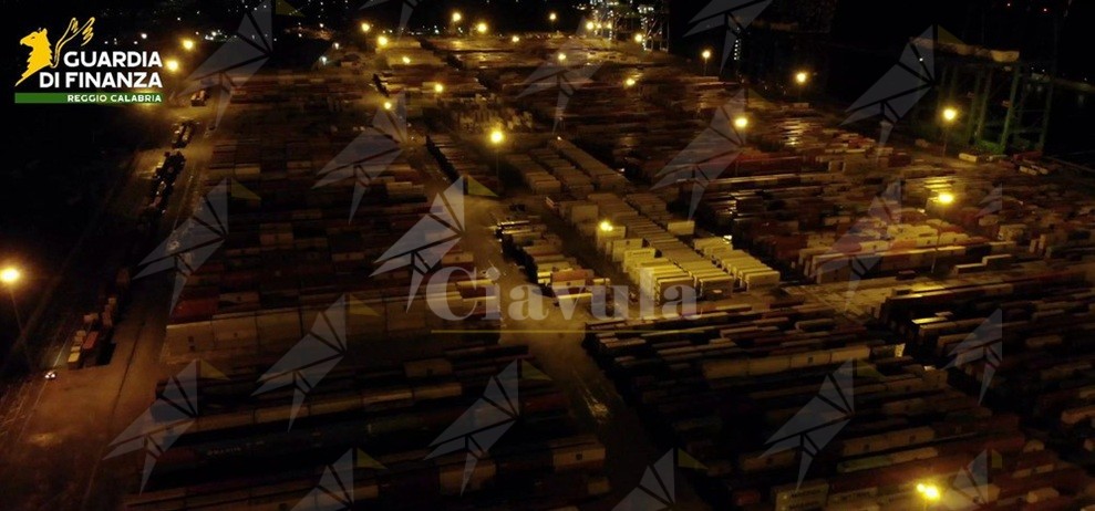 Sequestrati 435 kg di cocaina per un valore di 70 milioni di euro al porto di Gioia Tauro. Erano nascosti tra le noccioline Sequestrati 435 kg di cocaina per un valore di 70 milioni di euro al porto di Gioia Tauro. Erano nascosti tra le noccioline
