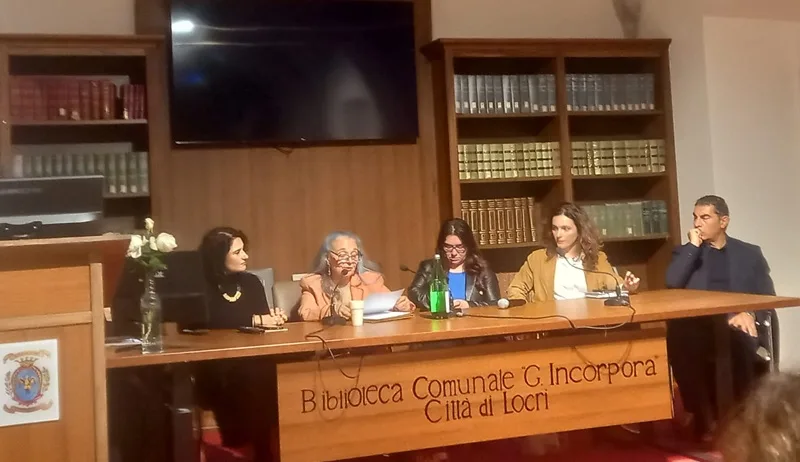 Grande partecipazione a Locri per la mostra “Assoluto Quotidiano” omaggio al designer Alessandro Loschiavo scomparso in un incidente stradale Grande partecipazione a Locri per la mostra “Assoluto Quotidiano” omaggio al designer Alessandro Loschiavo scomparso in un incidente stradale