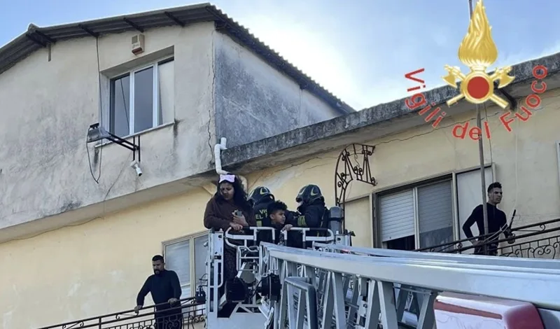 Incendio nel deposito di un negozio a Lamezia Terme: i Vigili del Fuoco salvano una famiglia Incendio nel deposito di un negozio a Lamezia Terme: i Vigili del Fuoco salvano una famiglia