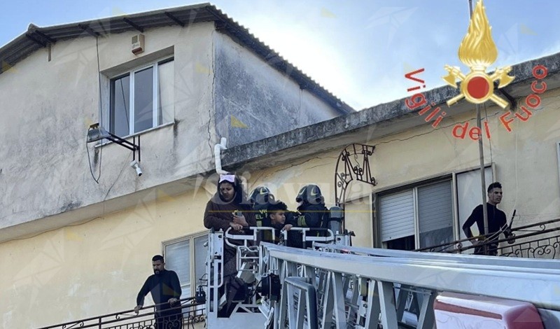Incendio nel deposito di un negozio a Lamezia Terme: i Vigili del Fuoco salvano una famiglia Incendio nel deposito di un negozio a Lamezia Terme: i Vigili del Fuoco salvano una famiglia