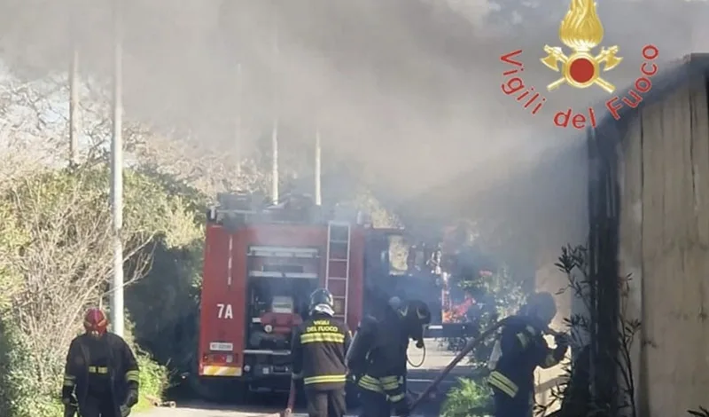 Capannone avvolto dalle fiamme a Maida, intervengono i Vigili del Fuoco