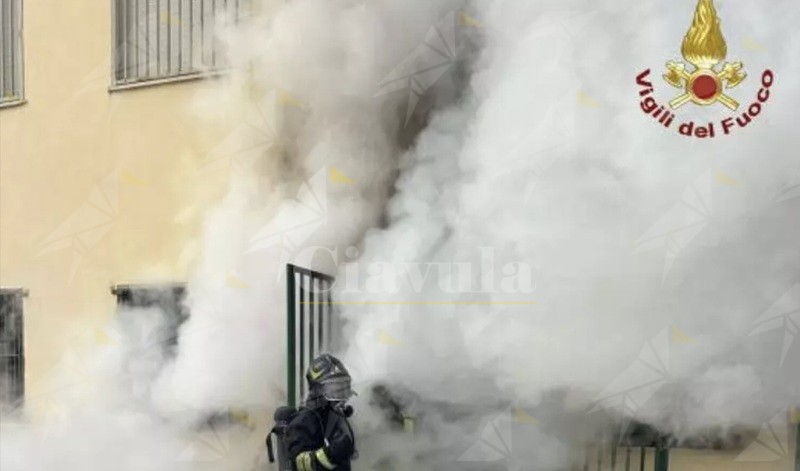 In fiamme il magazzino di una scuola a Catanzaro: intervengono i Vigili del Fuoco