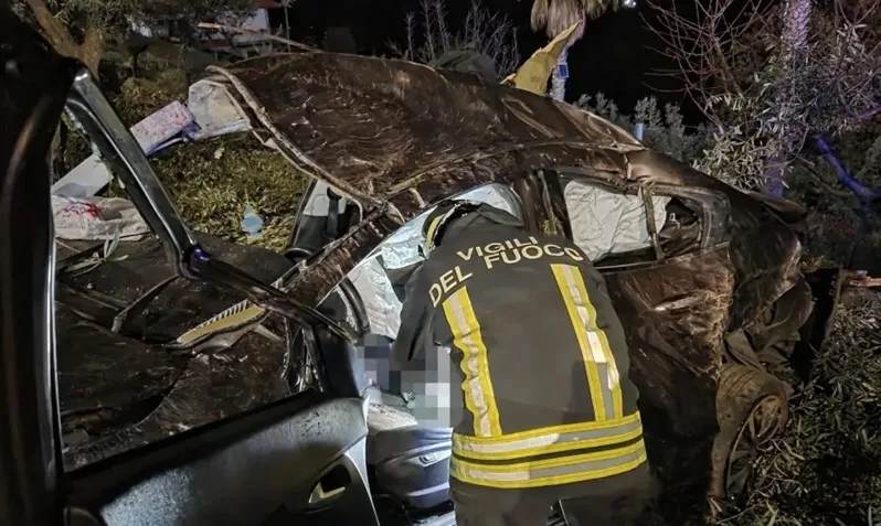 Tragedia nel catanzarese: auto si schianta contro un albero, deceduto un ragazzo