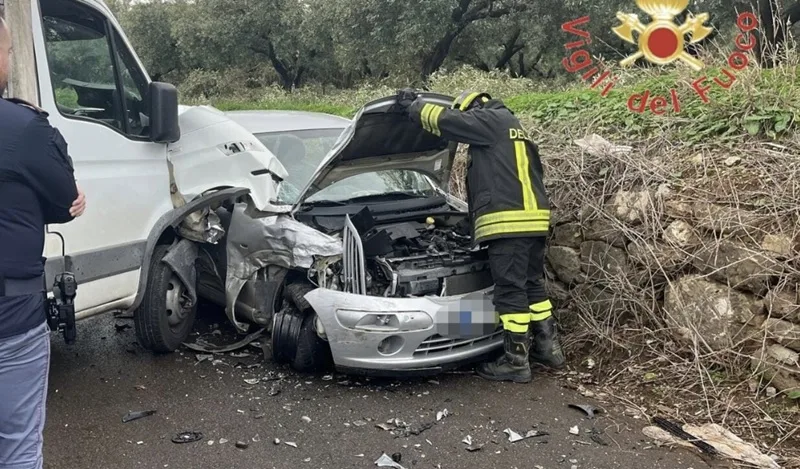 Scontro tra auto e furgone a Lamezia Terme, un uomo in ospedale