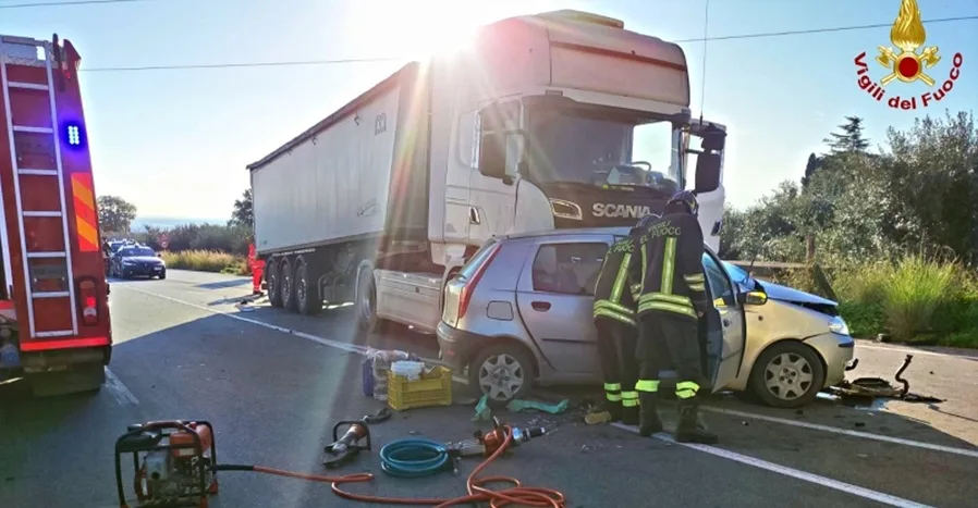 Scontro auto-tir in Calabria, morto un uomo Scontro auto-tir in Calabria, morto un uomo