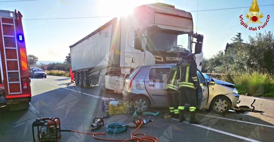 Scontro auto-tir in Calabria, morto un uomo