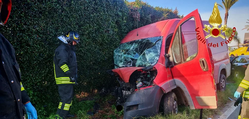 Scontro auto-furgone: uomo estratto dalle lamiere e portato in ospedale Scontro auto-furgone: uomo estratto dalle lamiere e portato in ospedale
