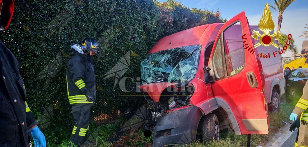 Scontro auto-furgone: uomo estratto dalle lamiere e portato in ospedale