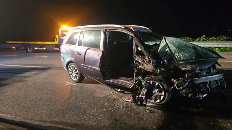 Scontro fra due auto sulla SS106: tre persone ferite, una è grave Scontro fra due auto sulla SS106: tre persone ferite, una è grave